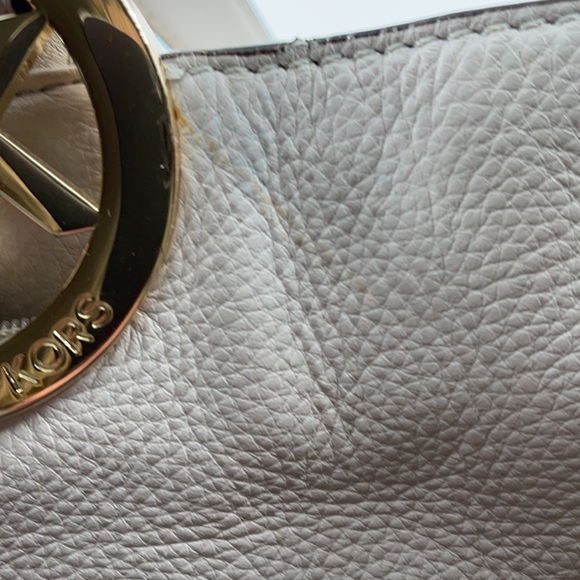 Michael Kors Fulton Large Ivory Leather Shoulder Bag - Picture 10 of 14